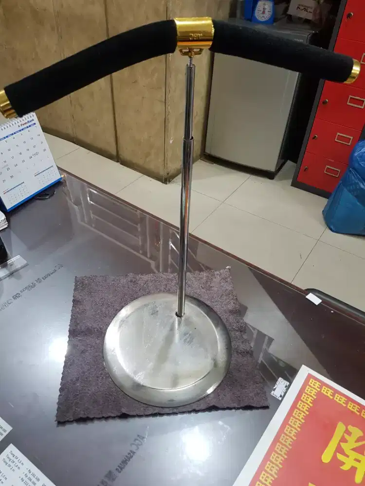 Standing plat hanger