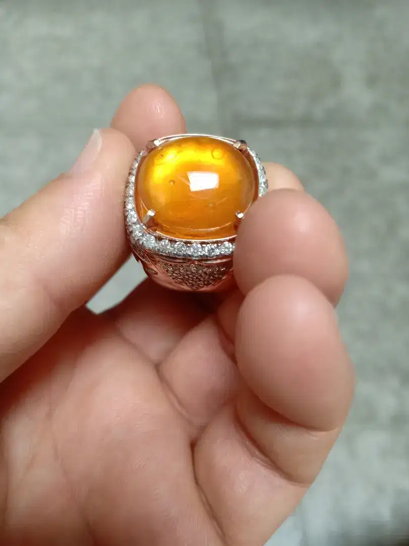 Dijual cincin emas dan berlian ada batu yellow safir jumbo