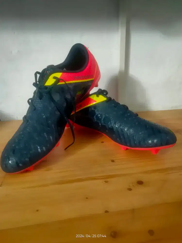Sepatu Bola New Balance Visaro Pro
