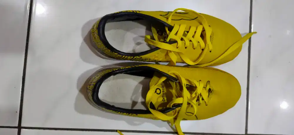 Sepatu Futsal Kuning Ukuran 41 atau 42