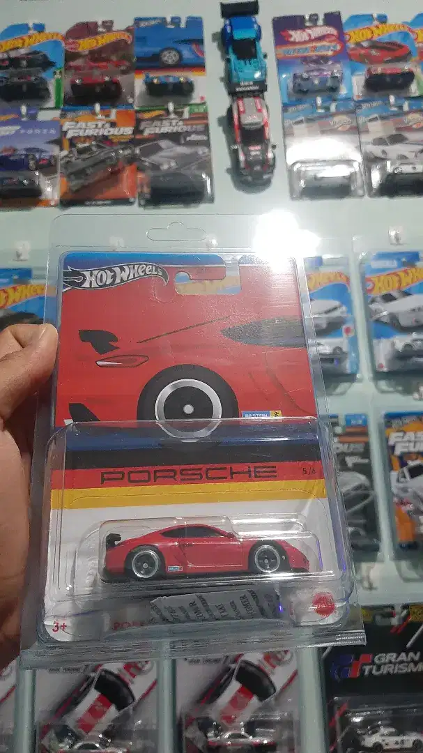 HOT WHEELS seri PORSCHE 718 CAYMAN GT4 (merah)