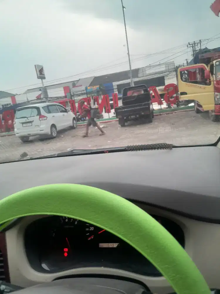 jualan  pisang coklat  .dengan mangkal di gerobak