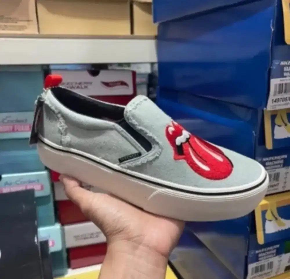 SEPATU SKECHERS SLIP ON SPECIAL EDITION THE ROLLING STONE