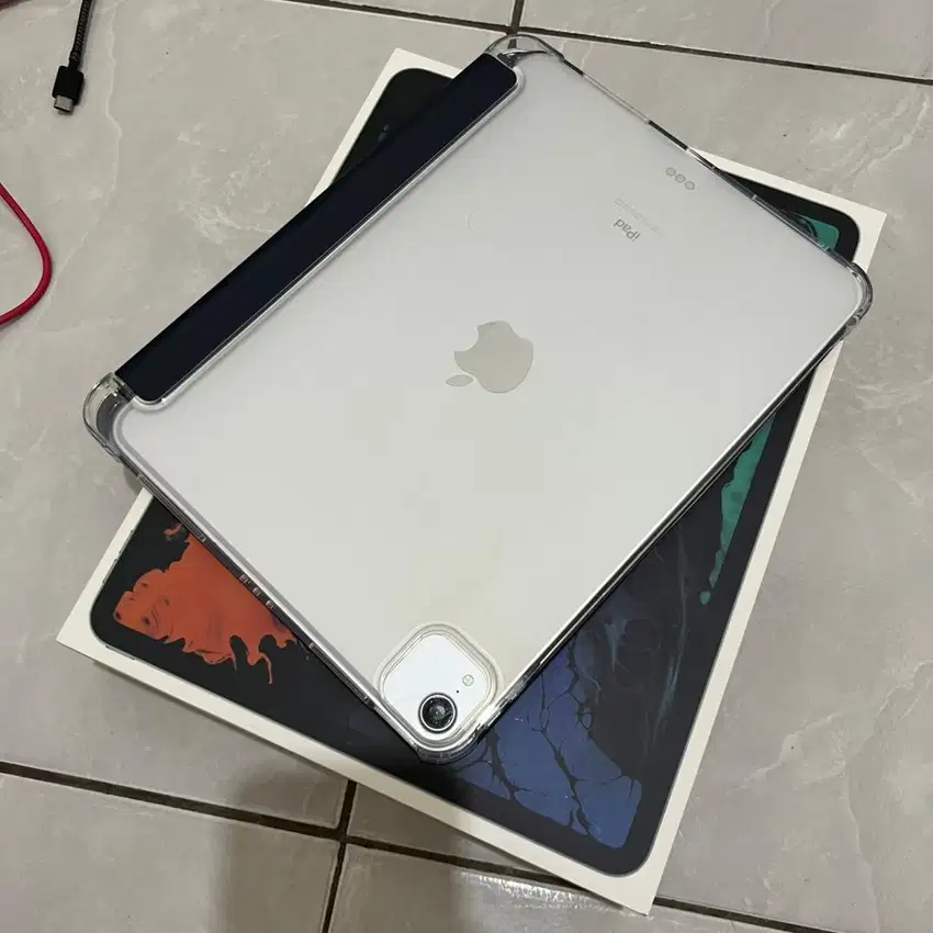 Ipad pro 11 inch 256gb Wi-Fi perfect condition 2018