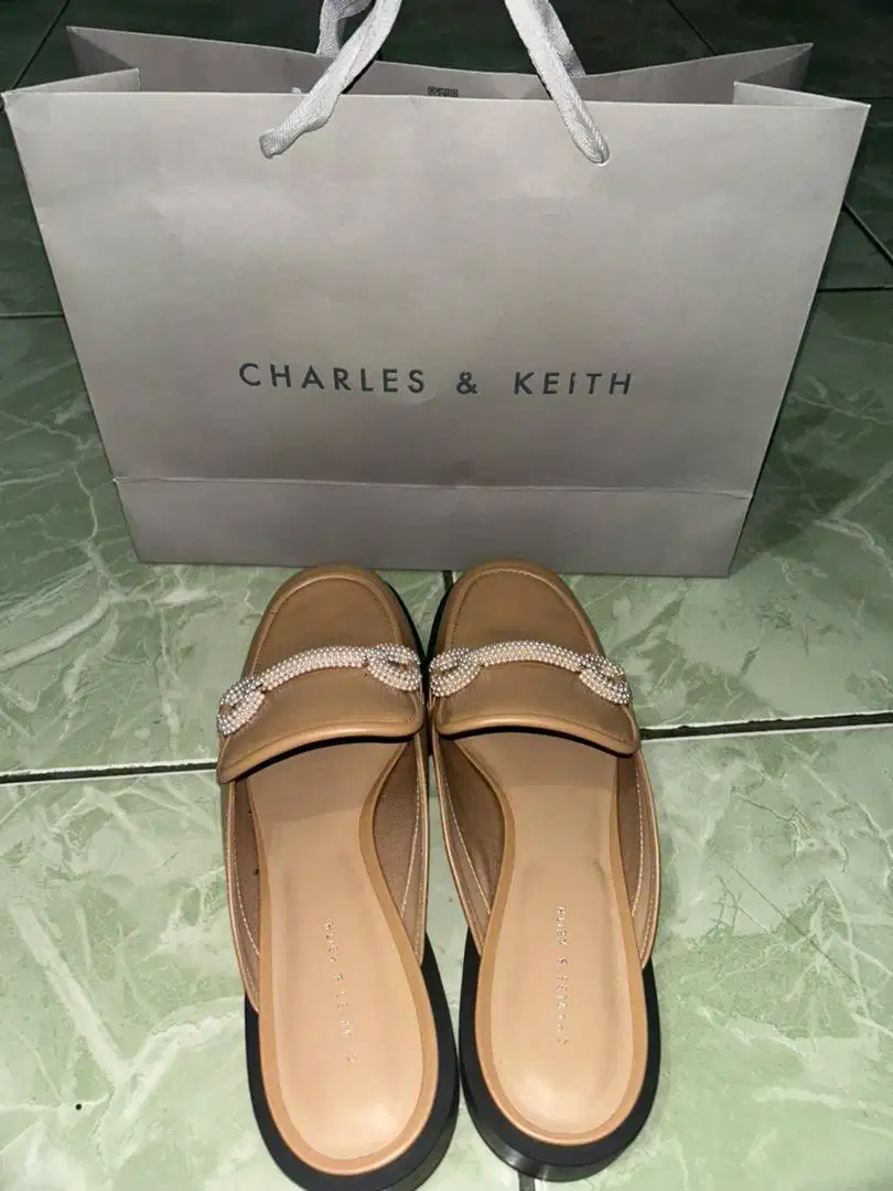 Charles & keith selop