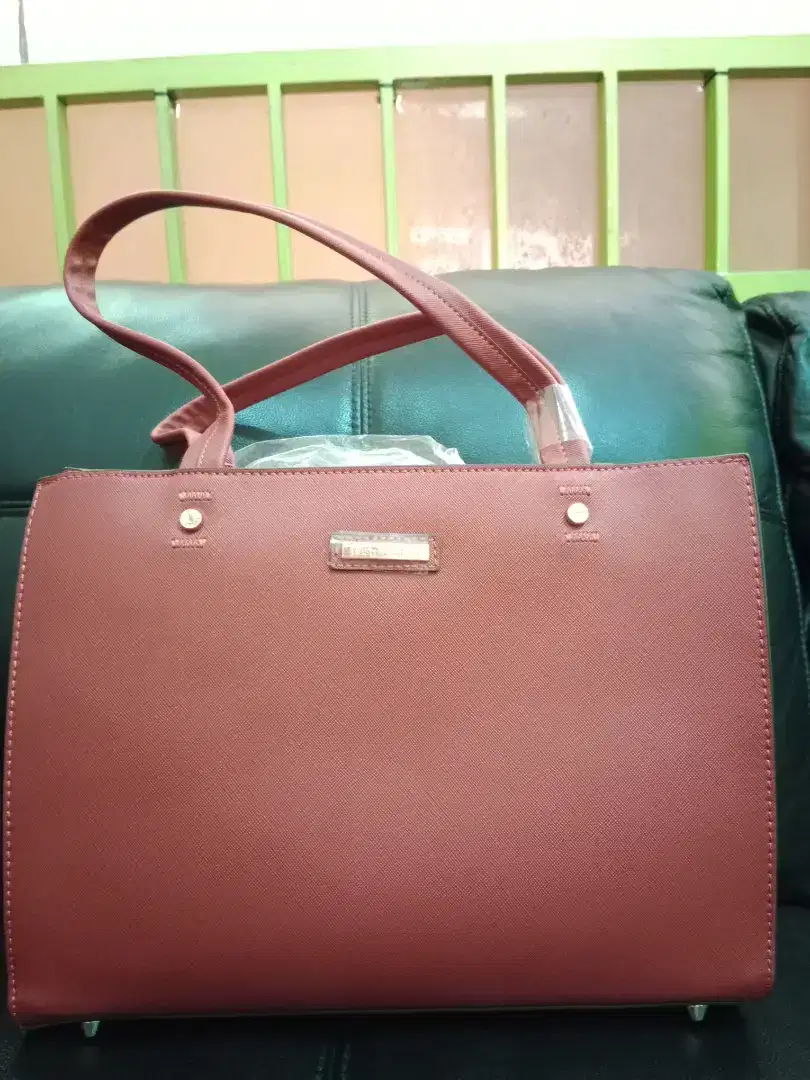 Jual cepat Tas wanita merk hush puppies