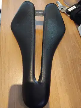 Permisi mau menawarkan Saddle Sadel Carbon BERK DILA 140mm Padded