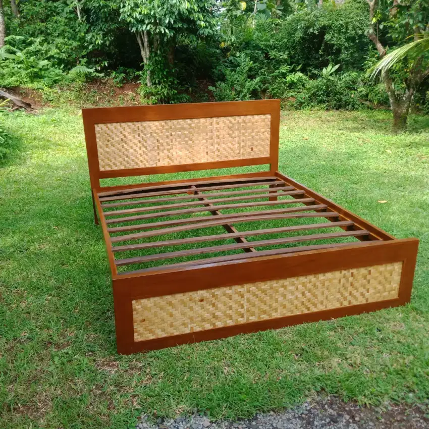 Tempat tidur bahan kayu jati