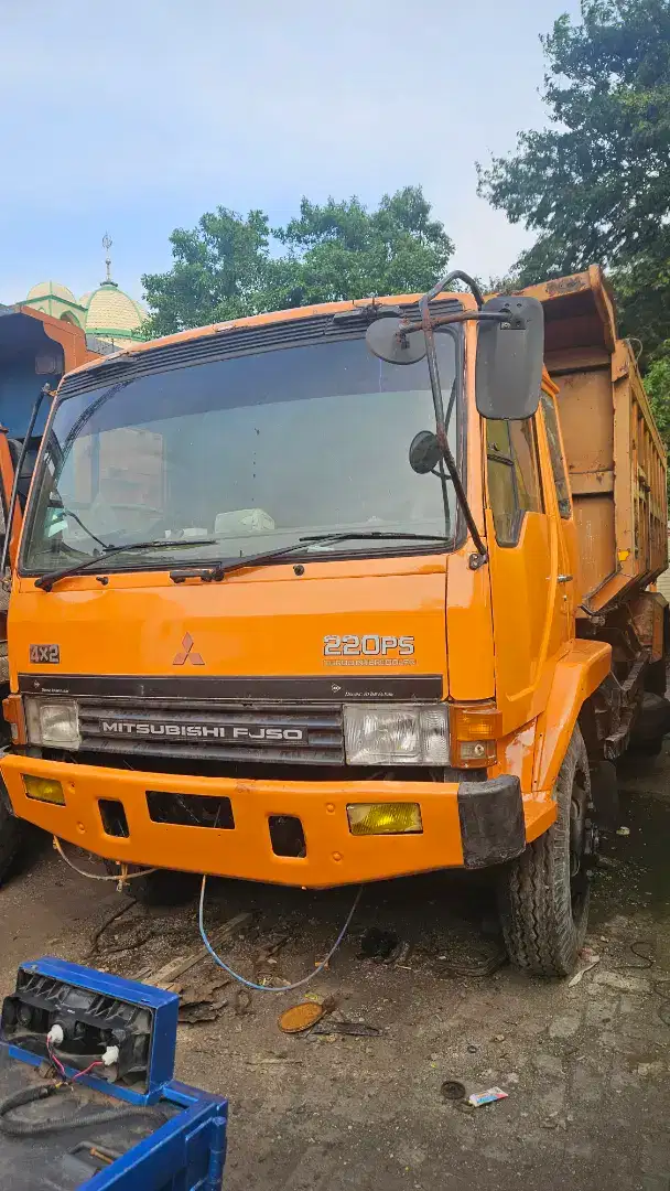 Mitsubishi fuso 220 ps engkel ban 6 dump truk tahun 2010