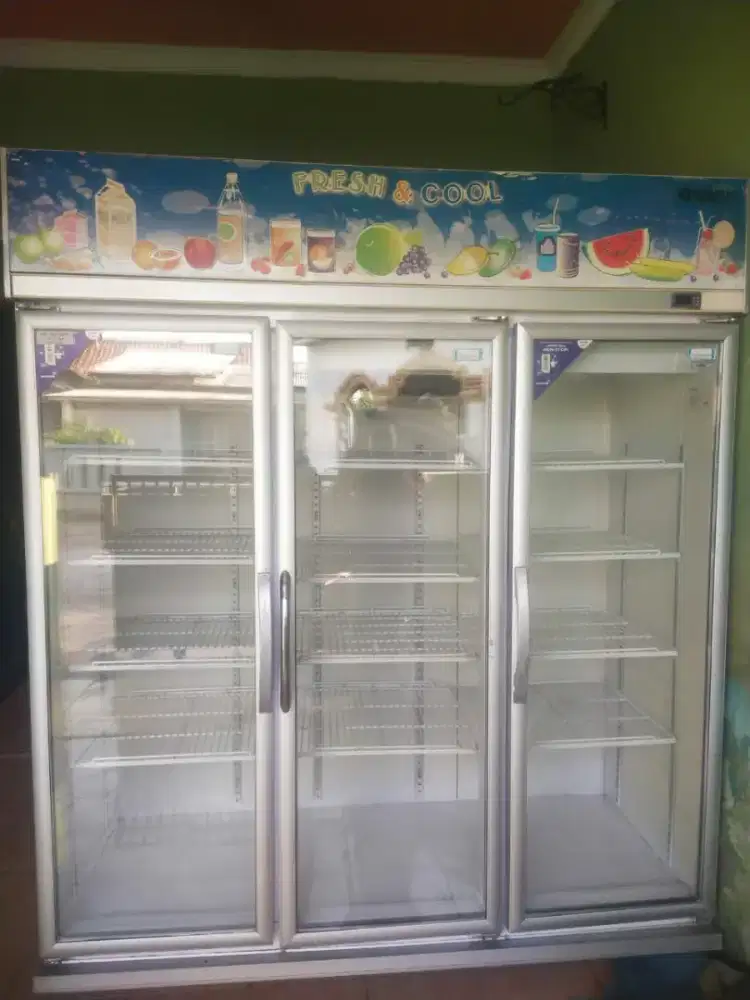 Tersedia frezer dan showcasw