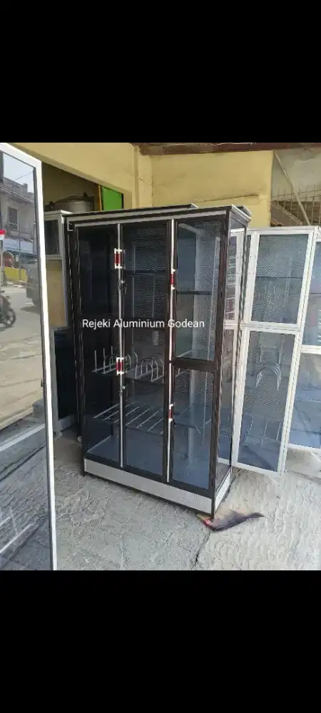 Rak piring box hitam pintu 3 bawah keramik