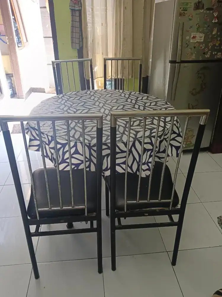 Meja makan 4 kursi