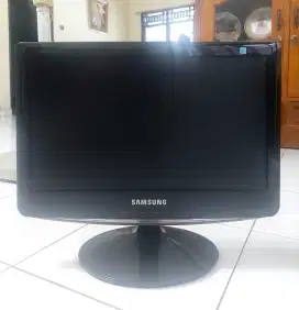 2 monitor bekas merk Samsung ukuran 15.6