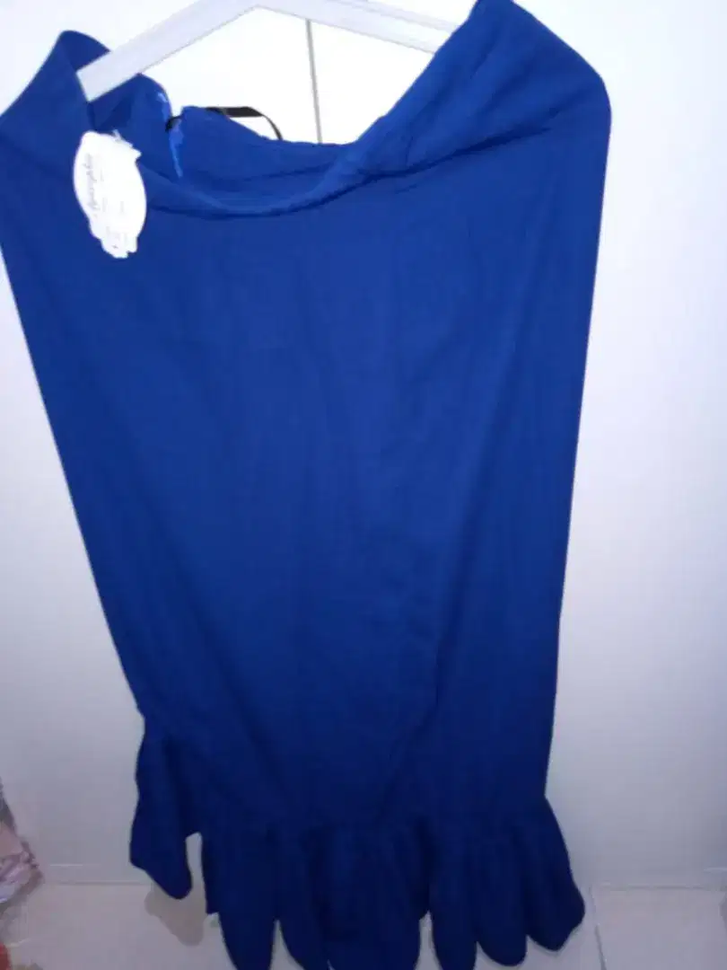 Rok biru ada rempel dibawahnya