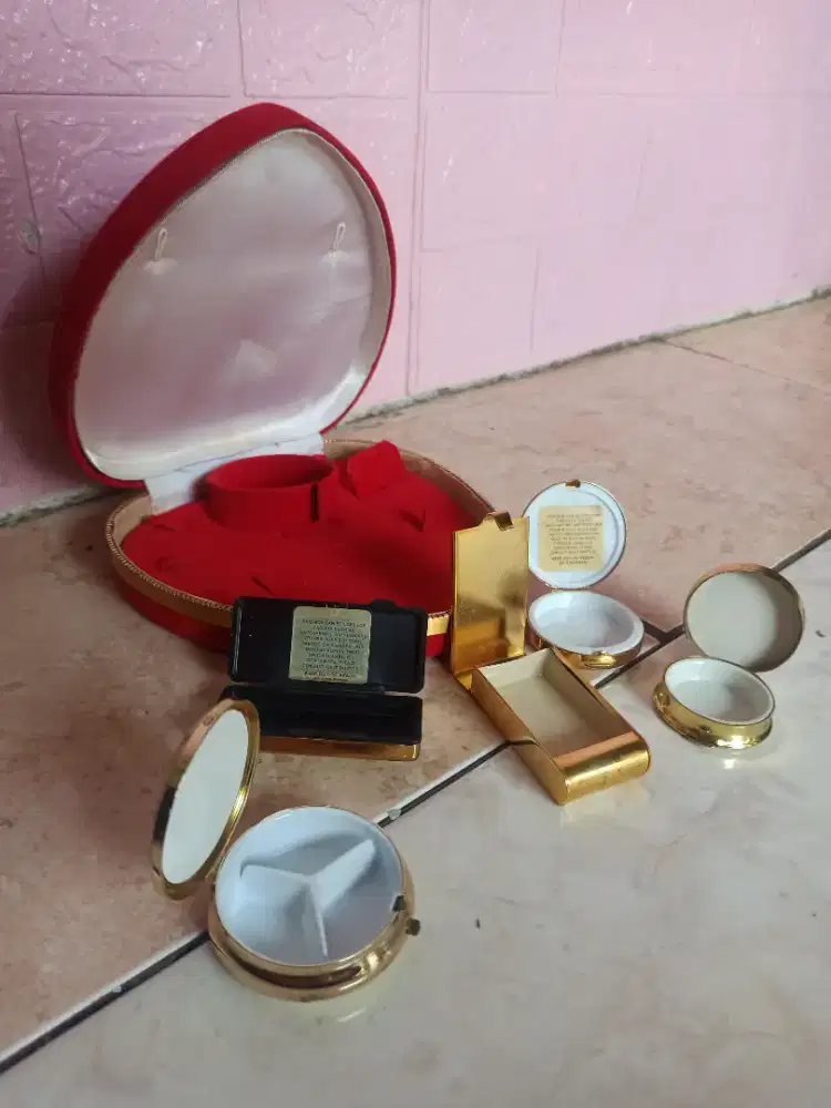 Barang antik vintage tempat taruh obat pil zaman dulu kuno