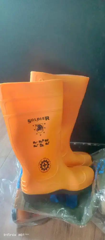 Sepatu boot ukuran 42
