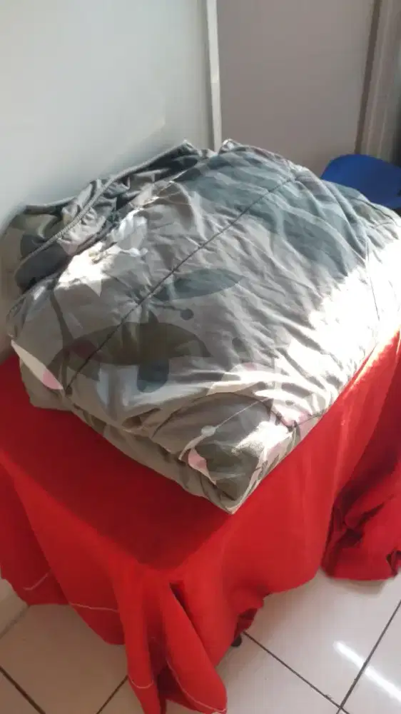 Bedcover lebar tebal merk Kintakun ukuran 200 cm x 180 cm ( nomor 1)
