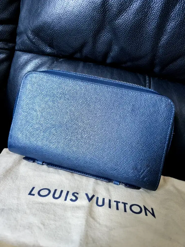 Louis Vuitton Zippy XL Taiga Clutch (Dompet)