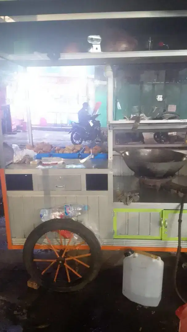 Jual grobak, ayam goreng, gorengan.dan lain-lain