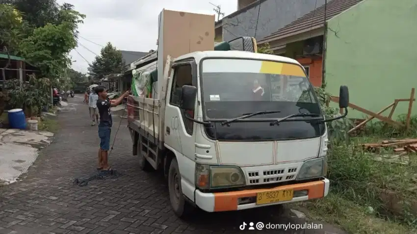 Truk engkel barang