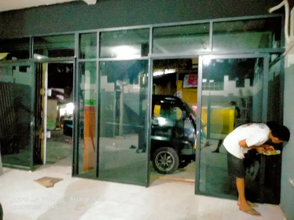 Tukang kaca dan partisi