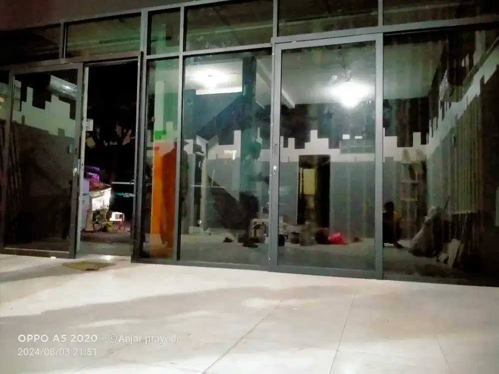 Partisi kaca dan pintu