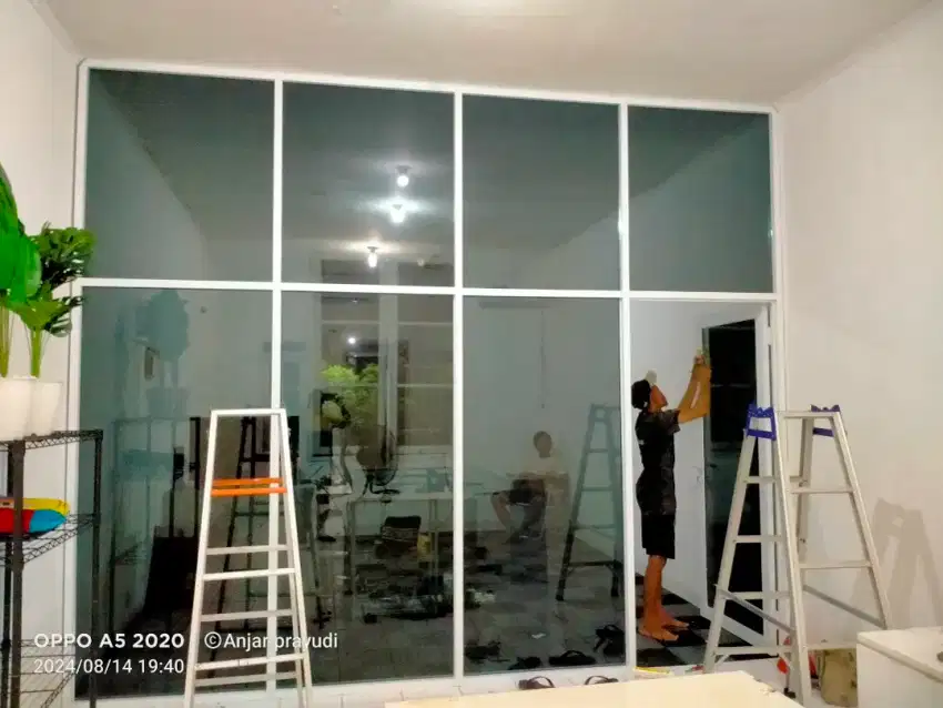Partisi dan pintu kaca