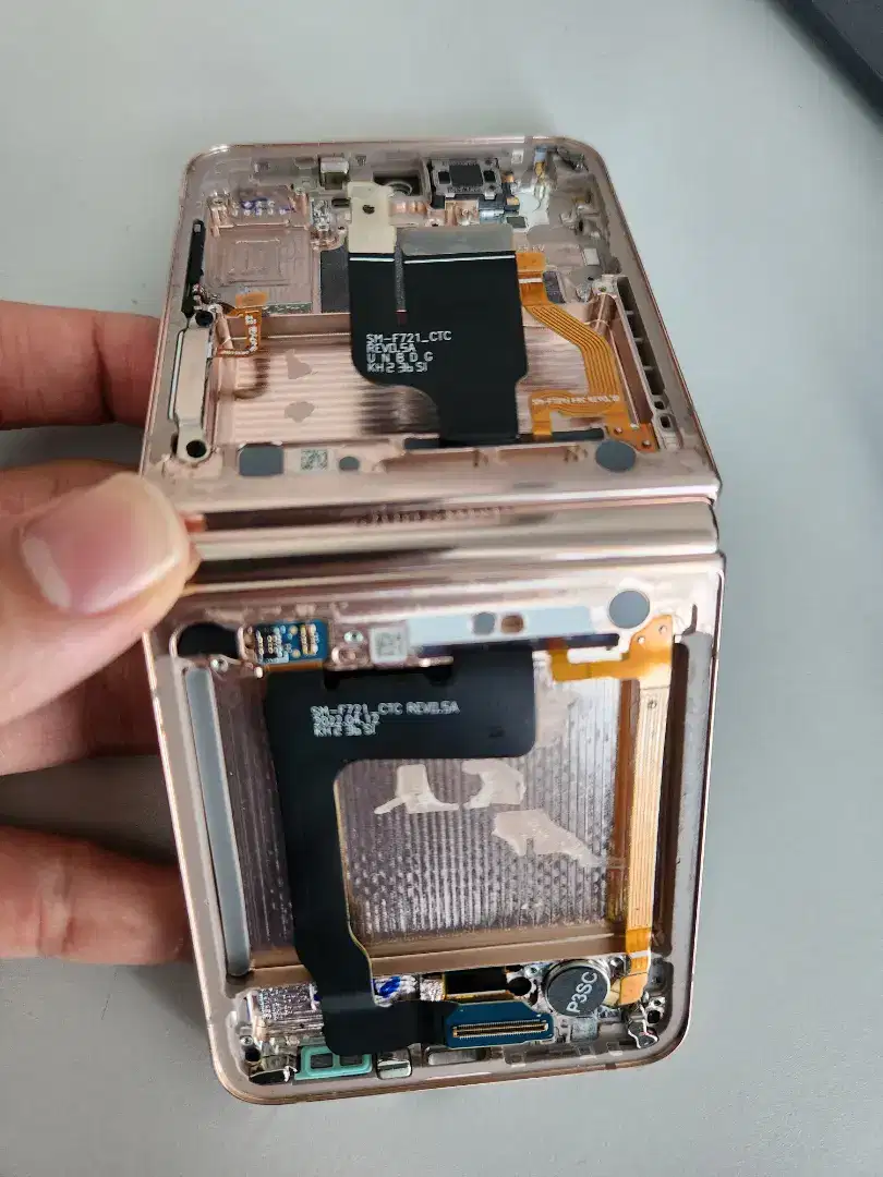 Frame Samsung Flip 4 gold dan flexible