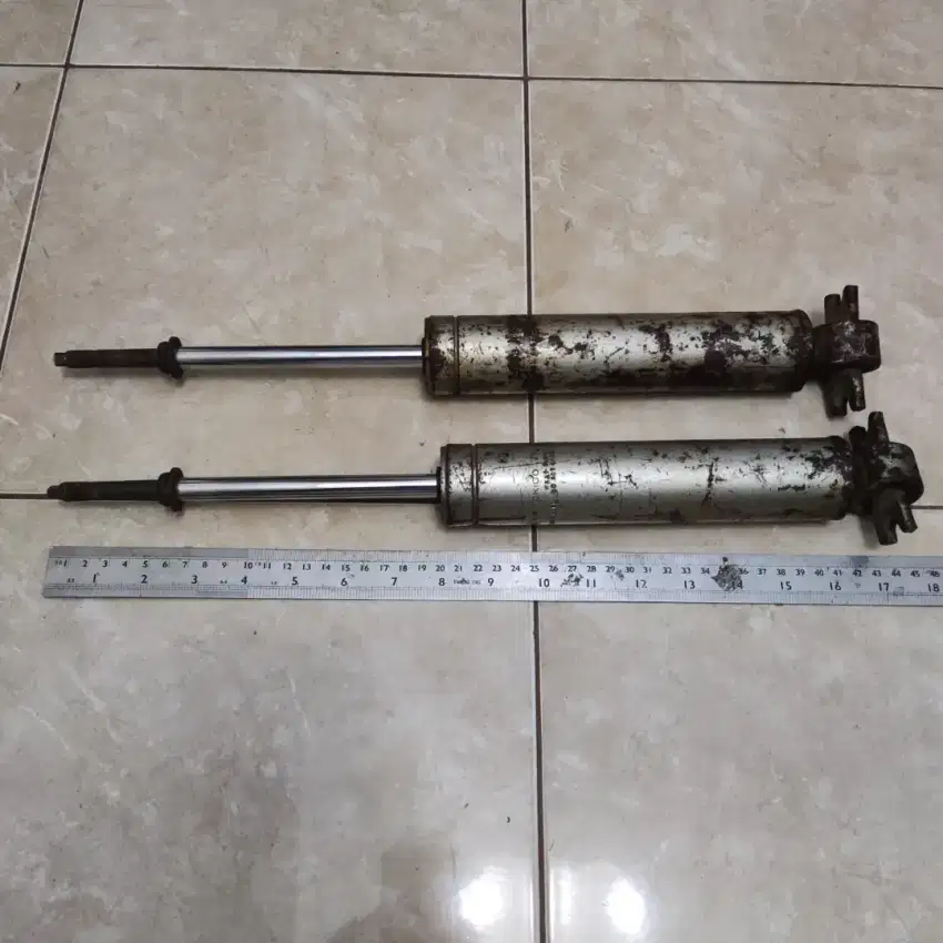 Shockbreaker Depan Mobil Kijang Super Merk TOKICO - Second