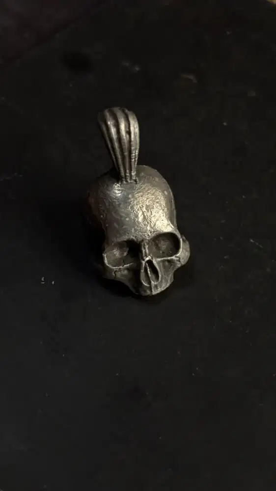 Bandul kalung tengkorak