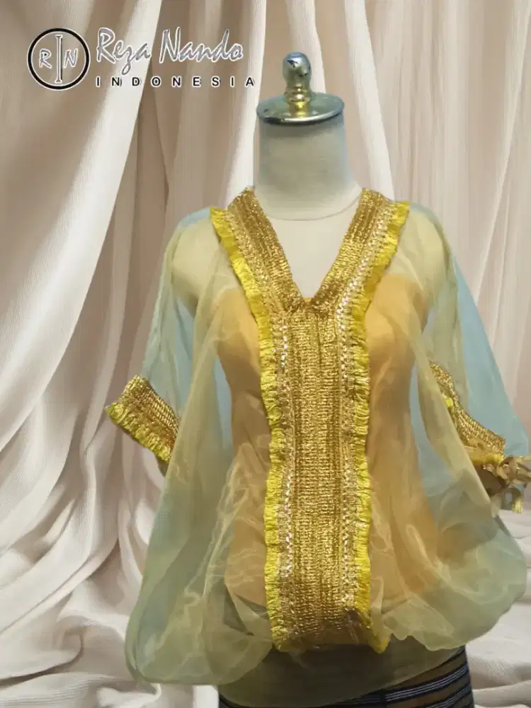 Baju Bodo sederhana panjang.