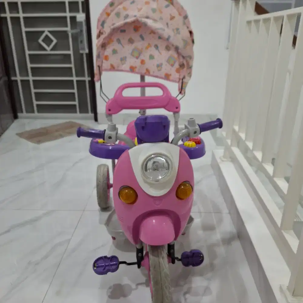 Sepeda anak dengan topi