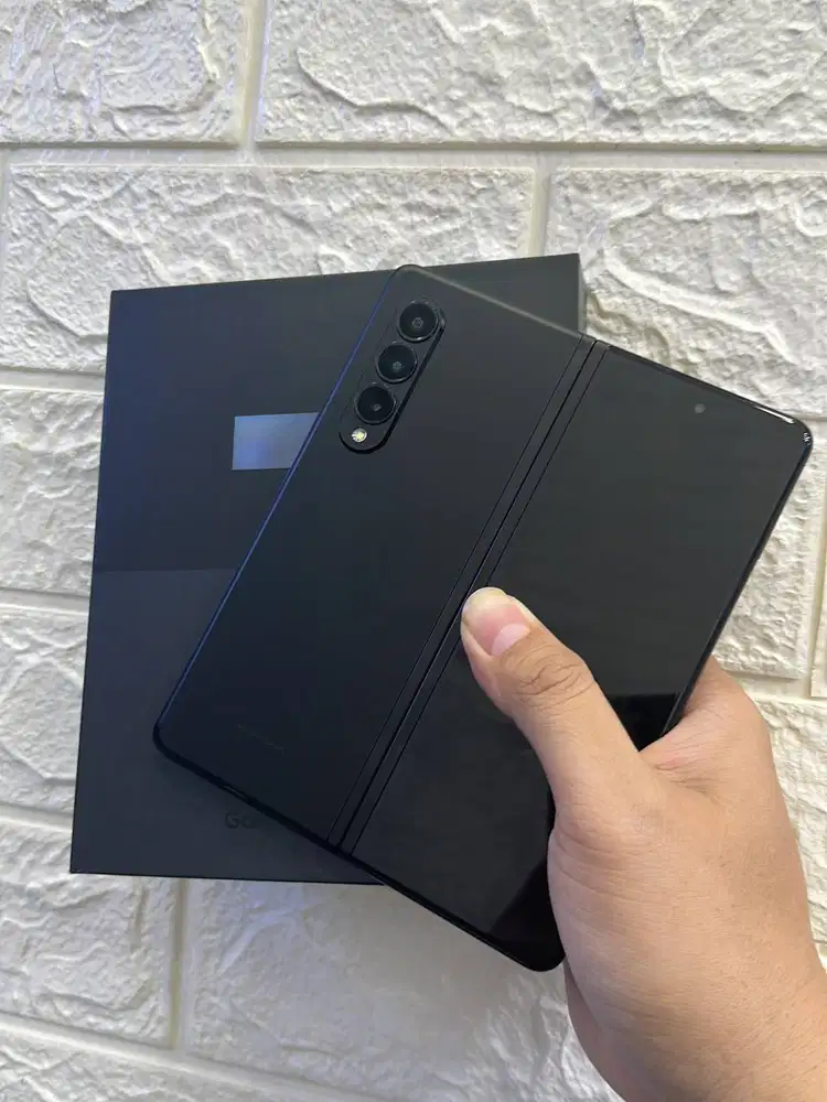Dibeli Samsung Z Fold 3 256gb lengkap mulus total