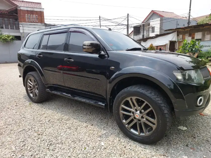 Mitsubishi Pajero Sports Exceed AT Up Dakar 2011 Hitam