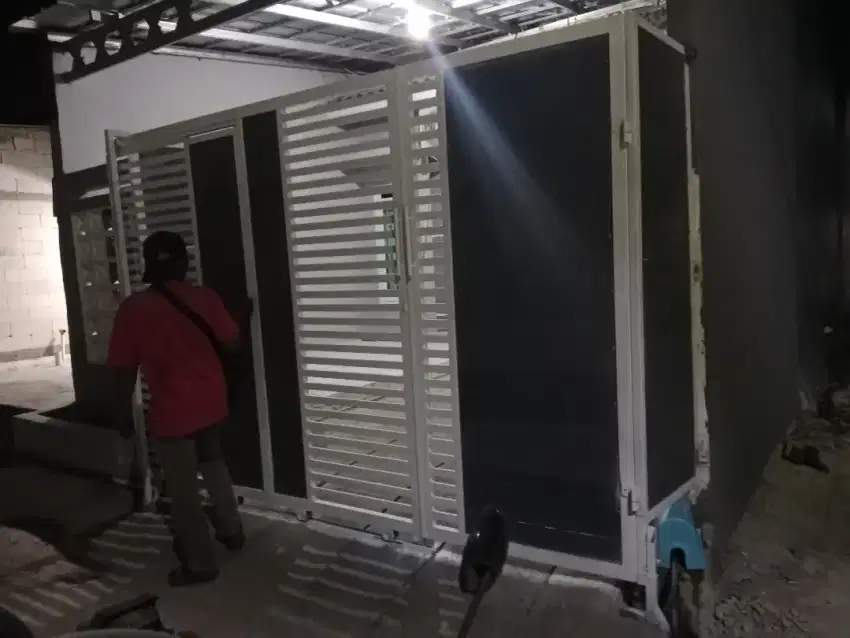 Pagar lipat dorong geser