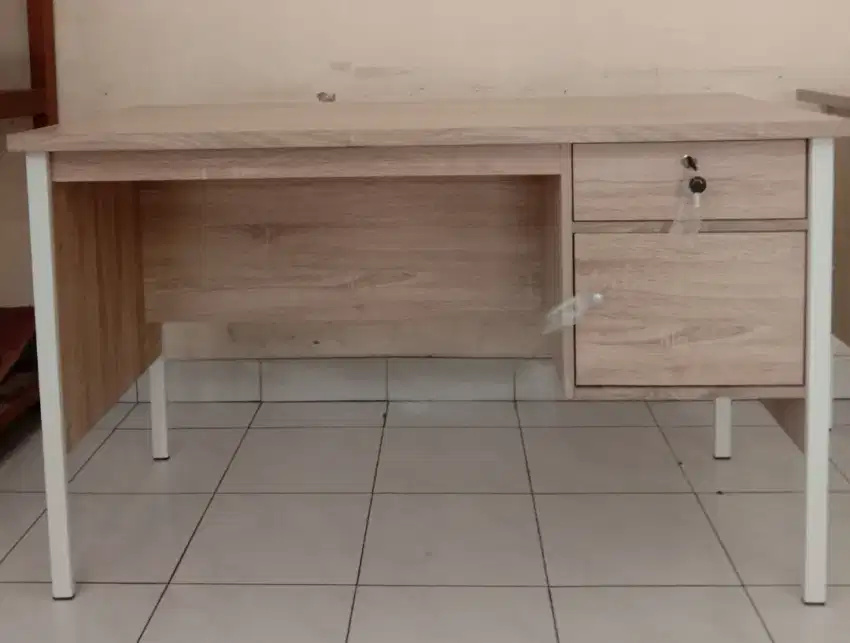 Meja Kerja 1/2 Biro Kaki Besi