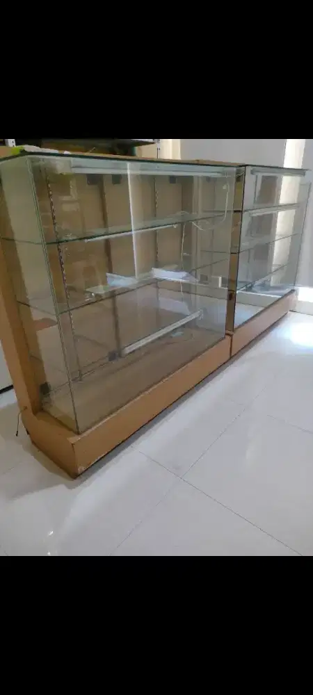 Etalase kaca kondisi sangat terawat