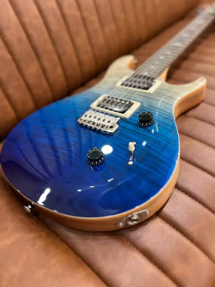 PRS SE Custom 24 Limited-Edition Blue Fade + Gigbag