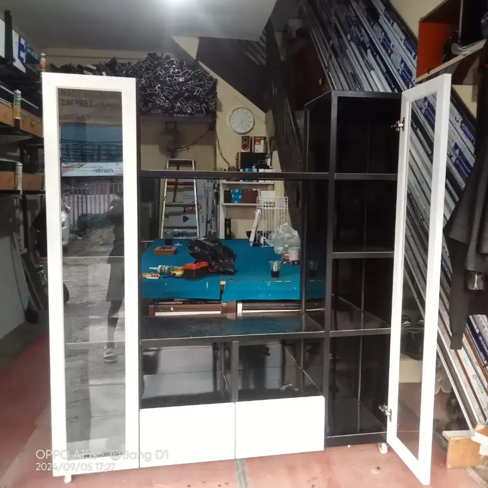 Aluminium dan kaca dan folding gate
