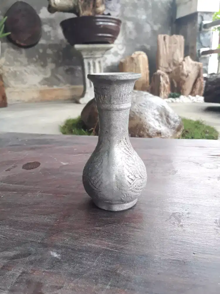 Vas Bunga Unik dan Antik