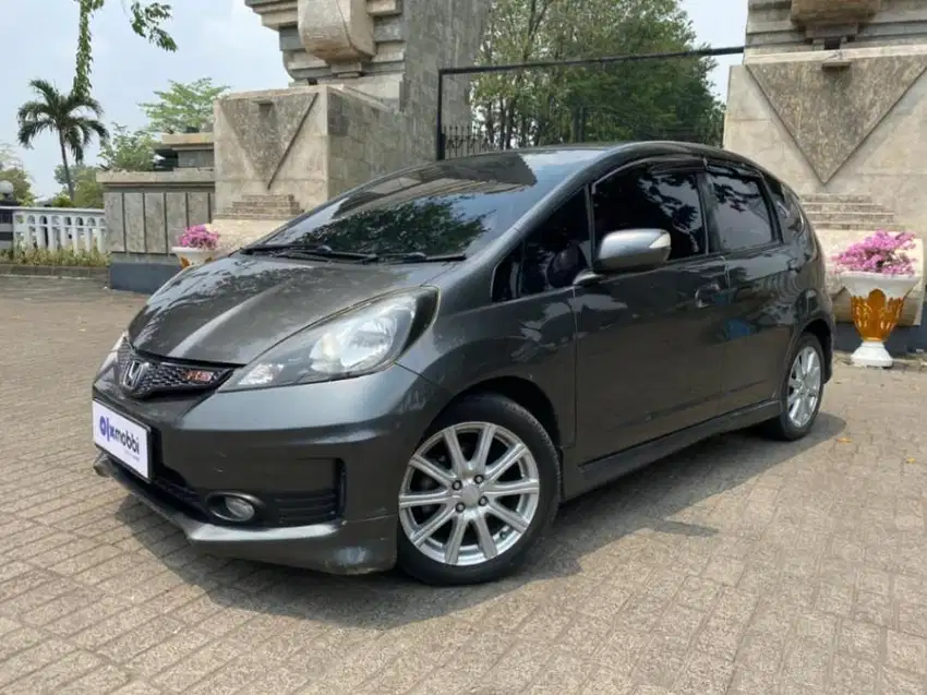 Pajak Pajang Honda Jazz 1.5 RS Bensin-MT 2013 Abu-abu WVU