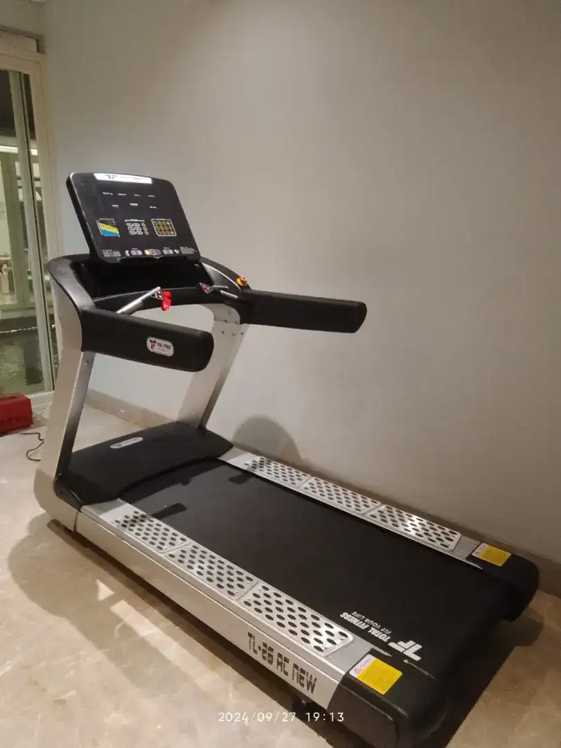 Treadmill komersial ac