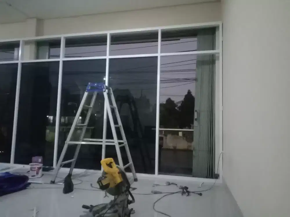 Pemasangan pintu kaca alumunium