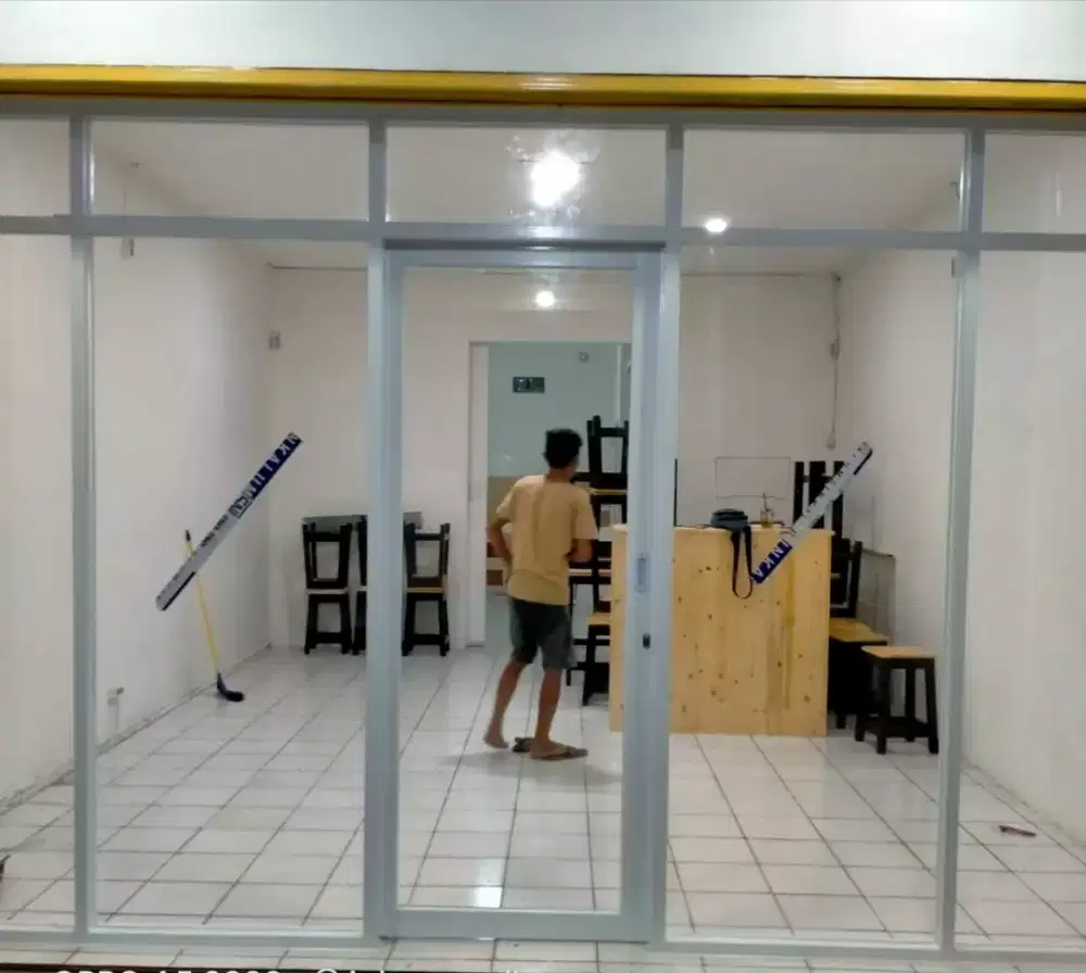 Partisi kaca dan alumunium