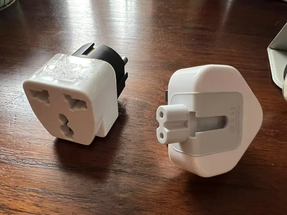 Kepala Charger internasional Macbook Kaki Tiga