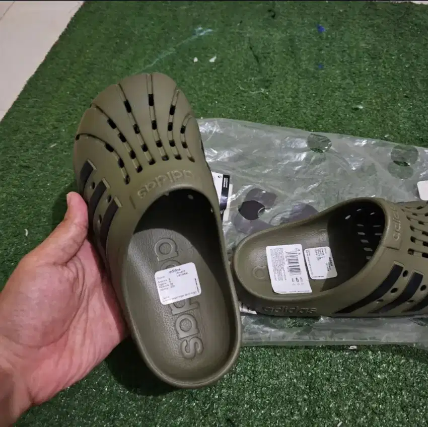 Sandal Sendal Adidas original Adilette Clog  olive bnwt