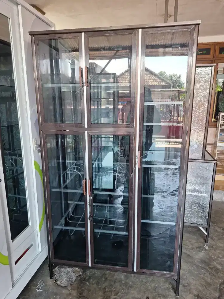 Rak piring kaca tertutup sukodono