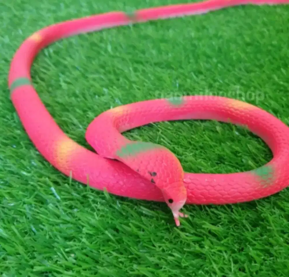 Ular mainan bahan karet