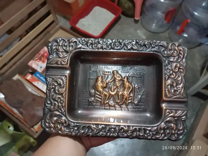 Asbak antik relief motif Eropa, sangat unik cocok untuk koleksi