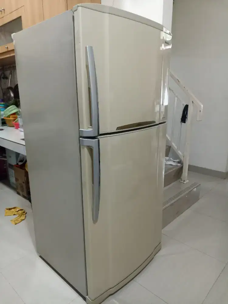 Kulkas Toshiba 2pintu